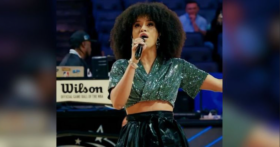 La chanteuse haïtienne Fatima Altieri offre une prestation  remarquable  avant le match  Orlando Magic et Philadelphia 76 ers